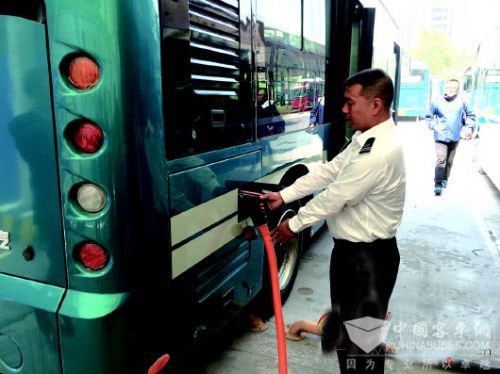 济南：纯电动公交车上岗前先路考 充满电各路段测一测