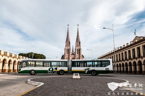 首辆装备艾里逊自动变速箱Agrale铰接式公交车上市