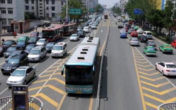 安徽合肥：公交车专用道 如何保障“专道专用”