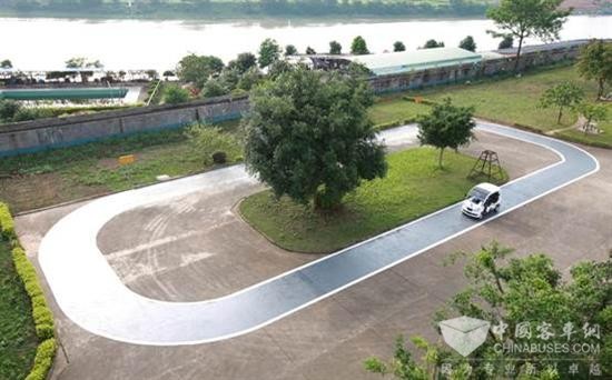 中国首条电动汽车无线充电车道问世