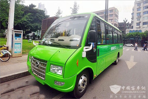 四川：宜宾最萌公交投入使用 市民专程前来乘坐