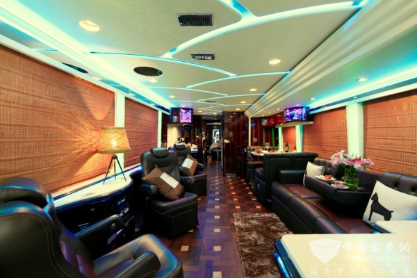 金龙礼宾车内饰