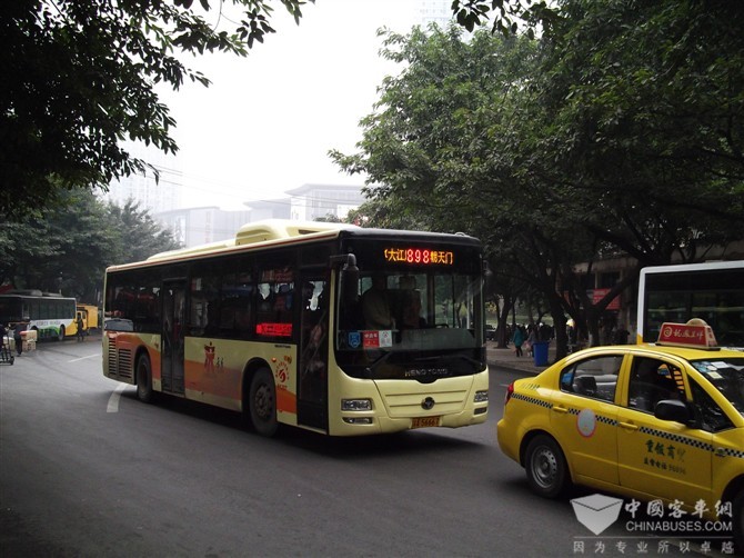“重庆造”新能源电动公交车亮相渝洽会