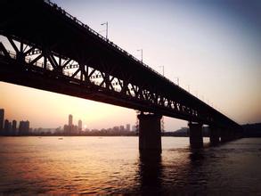 武汉：新能源大型客车过长江大桥不限号