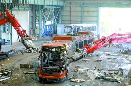   上海：别了！最后的巨龙公交车