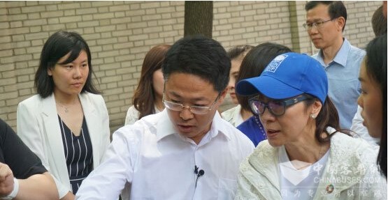 亿华通副总经理于民为杨紫琼等人讲解亿华通氢燃料电池发动机原理和先进技术