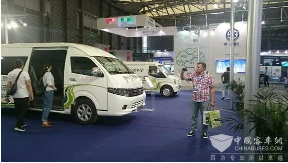 携三款纯电动车 扬子江客车亮相上海客车技术展