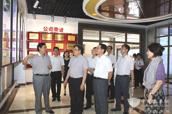 国家工信部副部长冯飞一行到访银隆  盛赞“银隆钛”技术