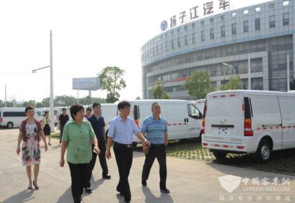 武汉市东西湖区委书记曹裕江一行视察扬子江