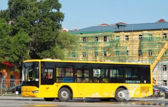 潍柴亚星国五混合动力客车落花哈尔滨