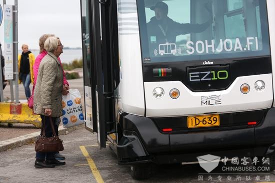 芬兰率先在公共道路上测试无人驾驶巴士