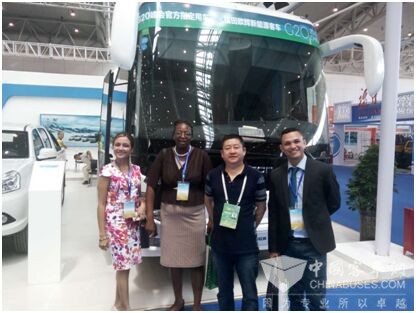 外国客商参观福田欧辉超级客车展台