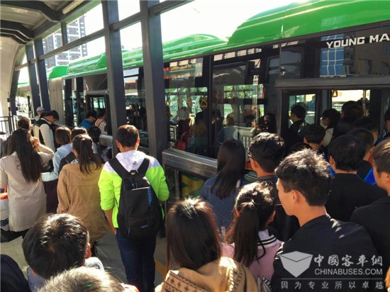 国庆收假返程高峰 银川公交精准服务