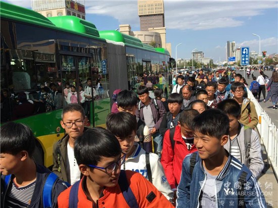 国庆收假返程高峰 银川公交精准服务