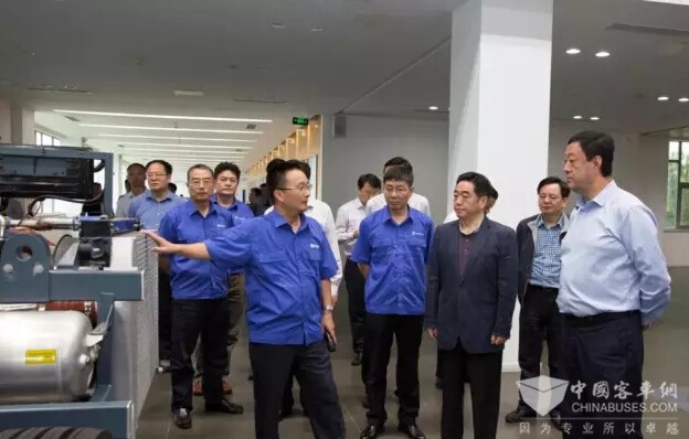 参观亚星客车文化展厅