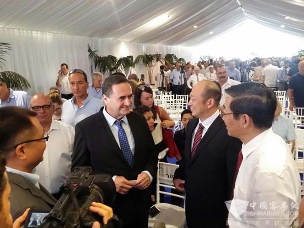 　以色列交通部长（左）与海格代表（左二）亲切交谈