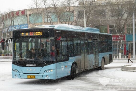 甘肃兰州：公交车提前开启空调暖风设备