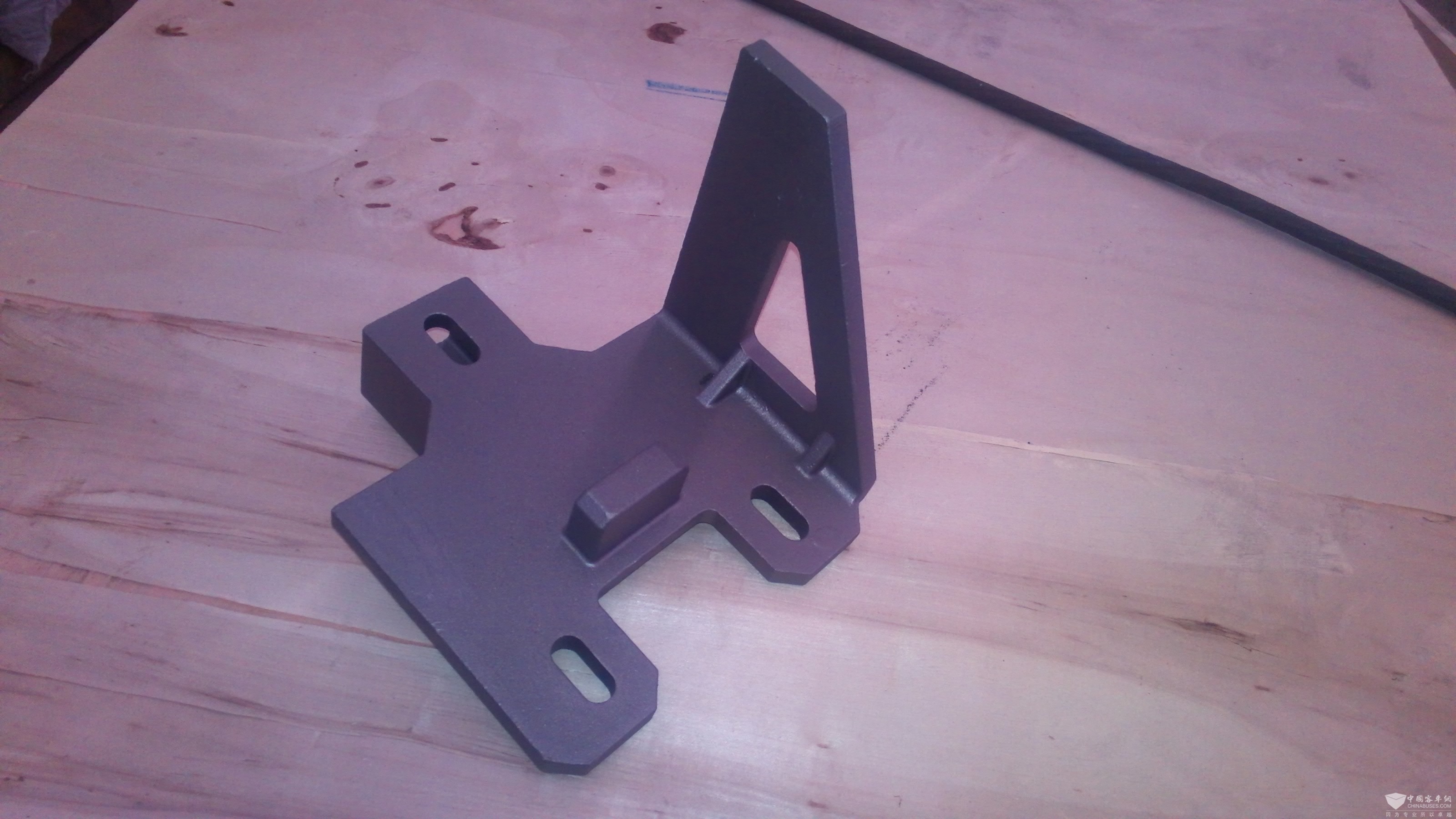 供应山东开泰精密铸造客车门配件，机构吊架，吊装座等