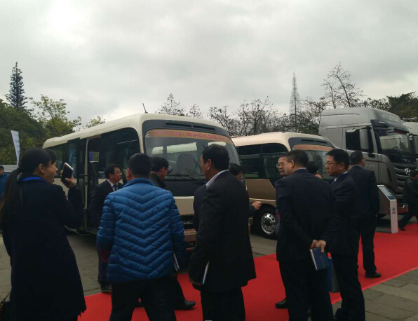 与会嘉宾参观康恩迪纯电动款客车