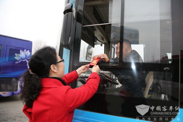 2017春节期间南京公交出车32478辆，日均客运量102.3万人次