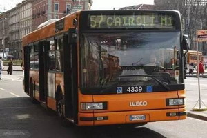 不惧质疑，中国造公交开进巴黎