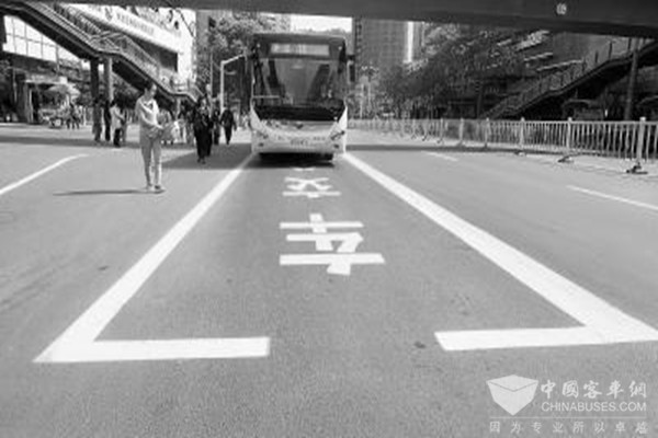 兰州：交警支队重新区划市区部分公交车停车线