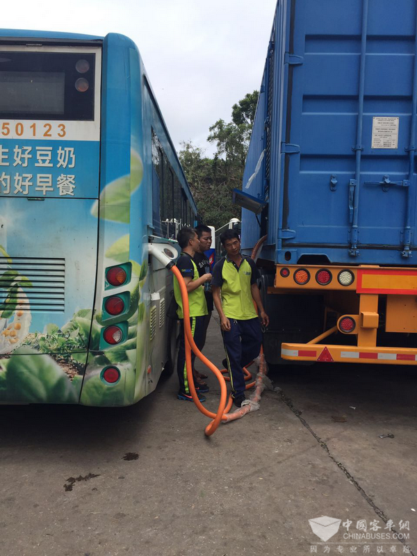 积极奋战台风“天鸽” 银隆人一直在前线