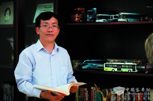 中车电动申宇翔荣获中国客车工业60年“十大卓越贡献人物”