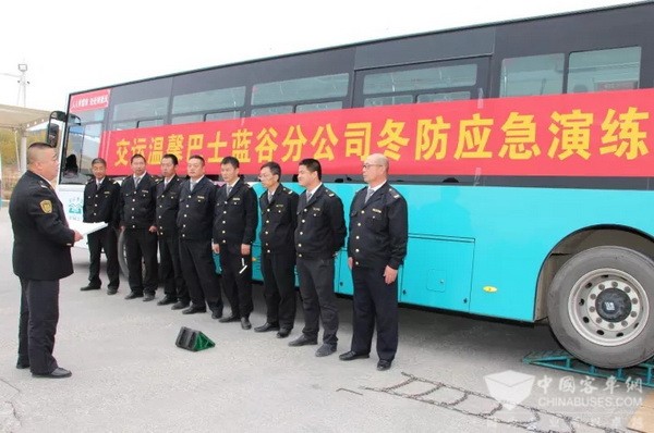 青岛温馨巴士：装上轮胎防滑链条 公交车进入“冬季模式”