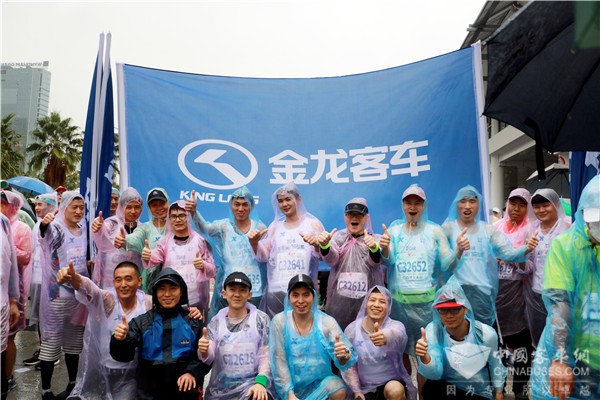 科技蓝亮相2018厦马 金龙客车雨中激情开跑