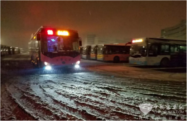 向战风斗雪的公交人们致敬！