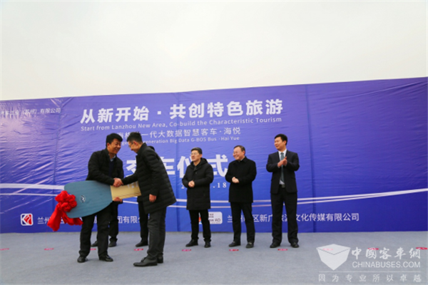 畅行大西北 20辆海格“海悦”交付兰新科文旅集团