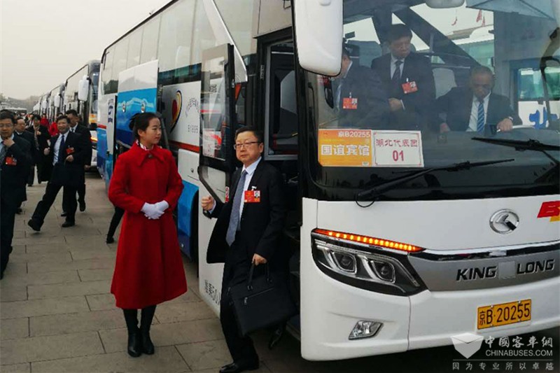 两会代表上下车