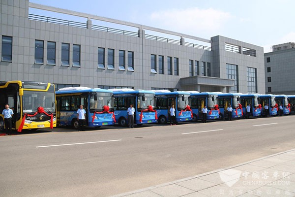 交车仪式现场，公交司机整装待发