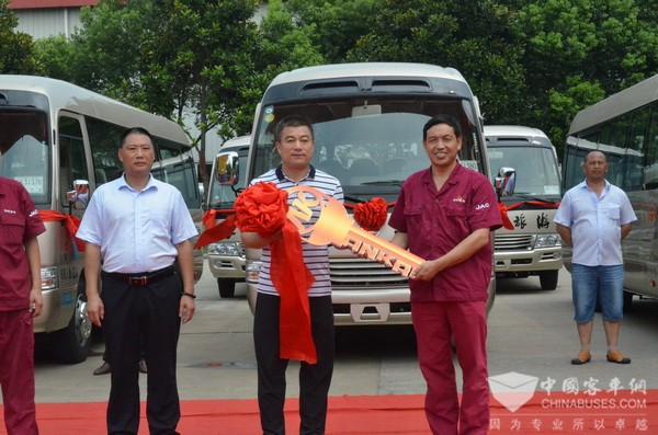 5A景区“运游”利器 穿行江郎山间的安凯风景