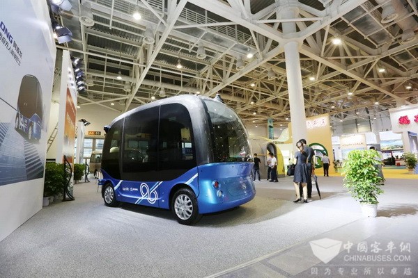 金龙阿波龙高光绽放中国国际投资贸易洽谈会