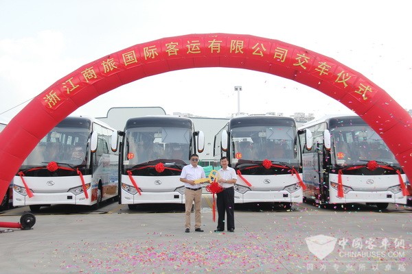 再续前缘，金龙新老两代客车完成“接棒”