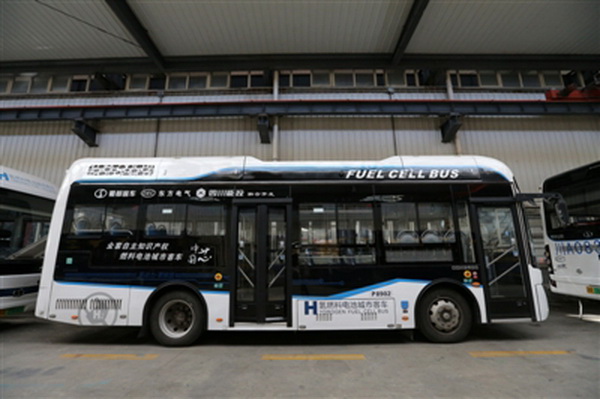 四川：氢燃料电池公交成都上路