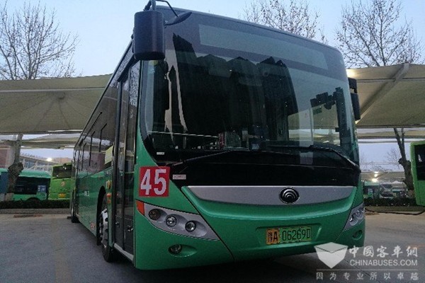 【打赢大气污染防治攻坚战】郑州公交加大纯电动公交车投放力度