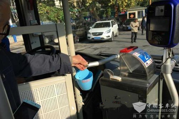 南京：公交车开出了诚信线路