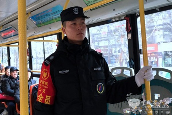 西安：“公交黑衣人”上线 乘客更有安全感