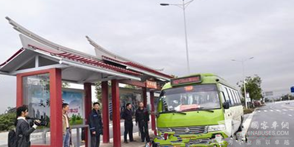 福建：坐在大厝等公交 漳州首批闽南风格港湾式公交亭投用