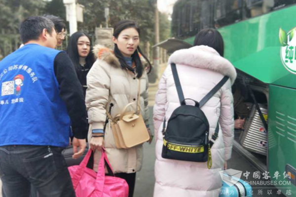 郑州：公交开启高校寒假定制专线 学校至车站一站直达