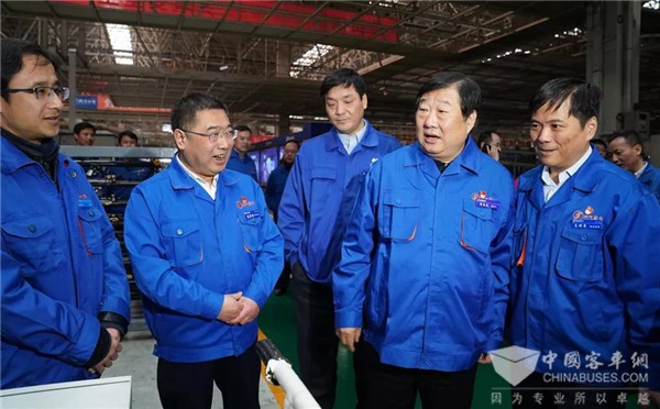 心系一线 情暖基层 谭旭光深入陕重汽慰问