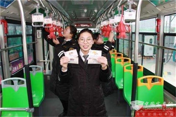 青岛：主题公交车上路 车内挂上花灯 
