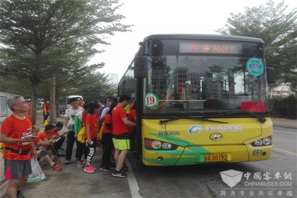 海口：公交集团助力“海马” 运动员凭号码布可免费乘车 