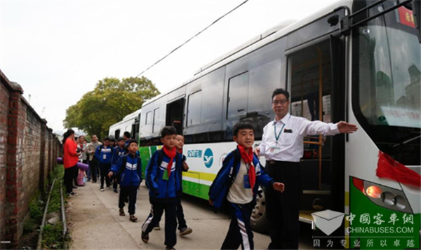 定制公交下乡进村，孩子上学不再愁
