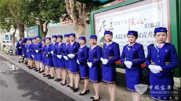 河南：洛阳公交“空乘式”服务 点亮牡丹文化节旅游专线