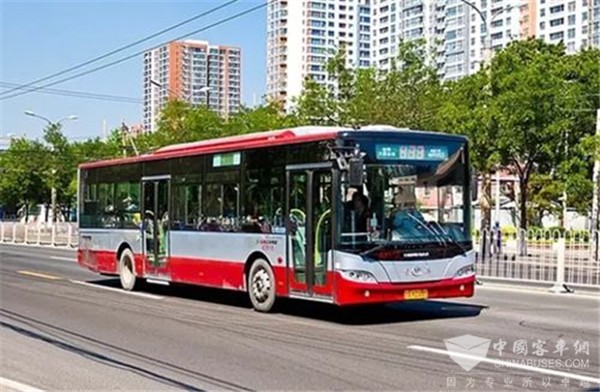 广东：暖心！公交司机的这一抱坚持了五年