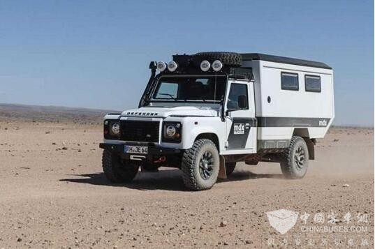 车高近2.4米，配2.2升柴油引擎，这台房车跋山涉水数它行